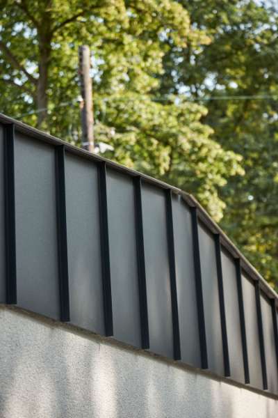 Berliner Vorstadthaus mit DS Nordic Klickfalz an Fassade und auf dem Dach, Haydnallee 71, 14612 Falkensee